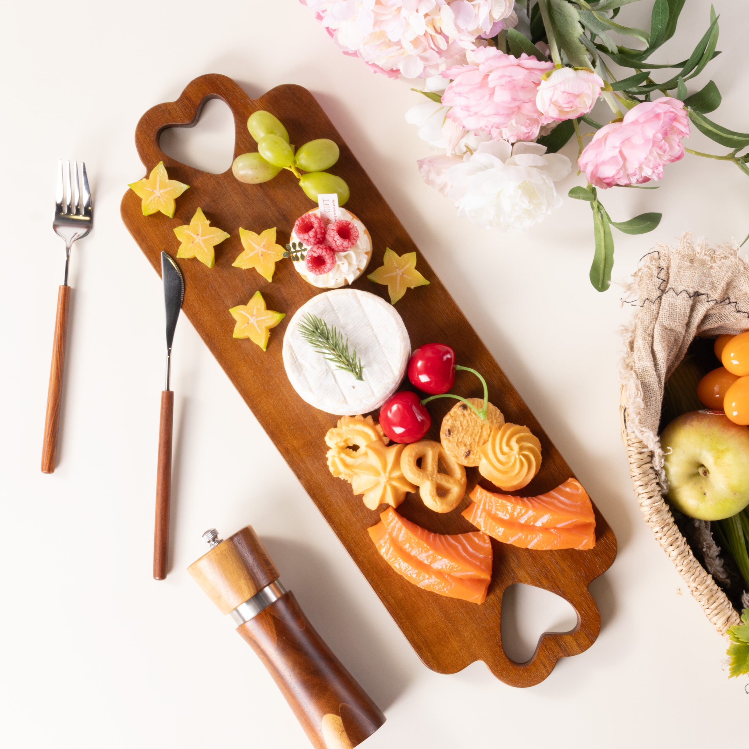 Way To Celebrate Rectangle Charcuterie Board with Hearts, Valentine's Day, 17.71 x 5.9 x 0.59 IN - Image 2